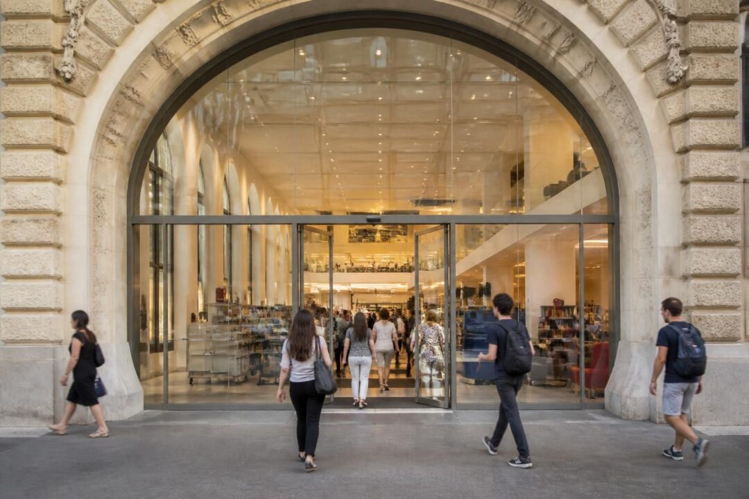 découvrez la bibliothèque alcazar à marseille : informations pratiques pour y accéder, présentation des collections variées et galerie photo de la bmvr.
