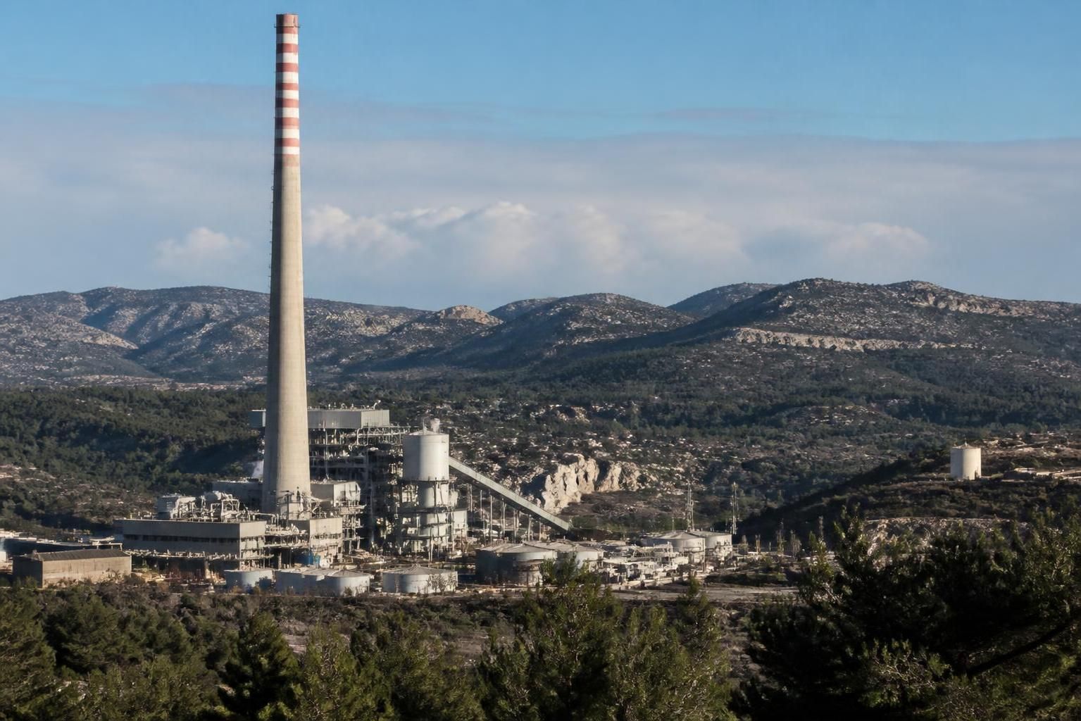 découvrez l'histoire de la centrale thermique de gardanne, son utilisation du charbon provençal et son évolution vers une reconversion énergétique durable.