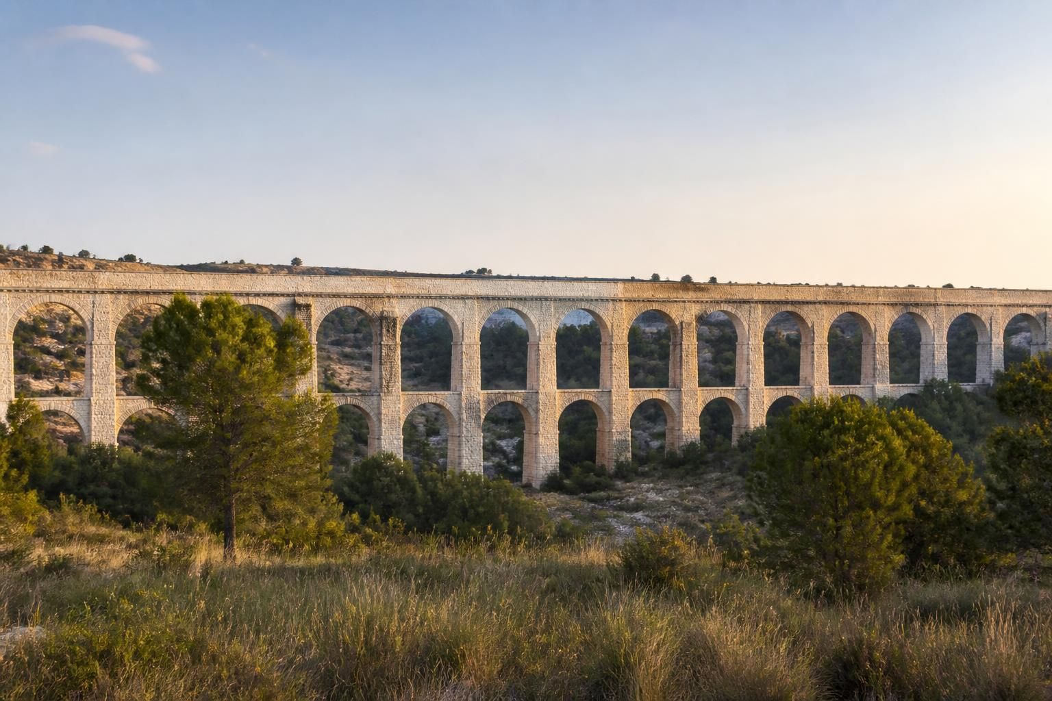 découvrez l'aqueduc de roquefavour et le canal de marseille, un chef-d'œuvre architectural qui a apporté l'eau potable indispensable à la ville, alliant histoire et ingénierie.