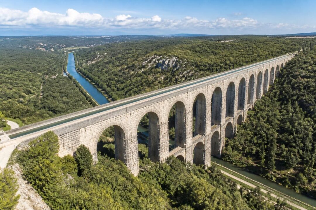 découvrez l'aqueduc de roquefavour et le canal de marseille, un chef-d'œuvre architectural qui a apporté l'eau essentielle à la ville, alliant histoire, ingénierie et beauté.