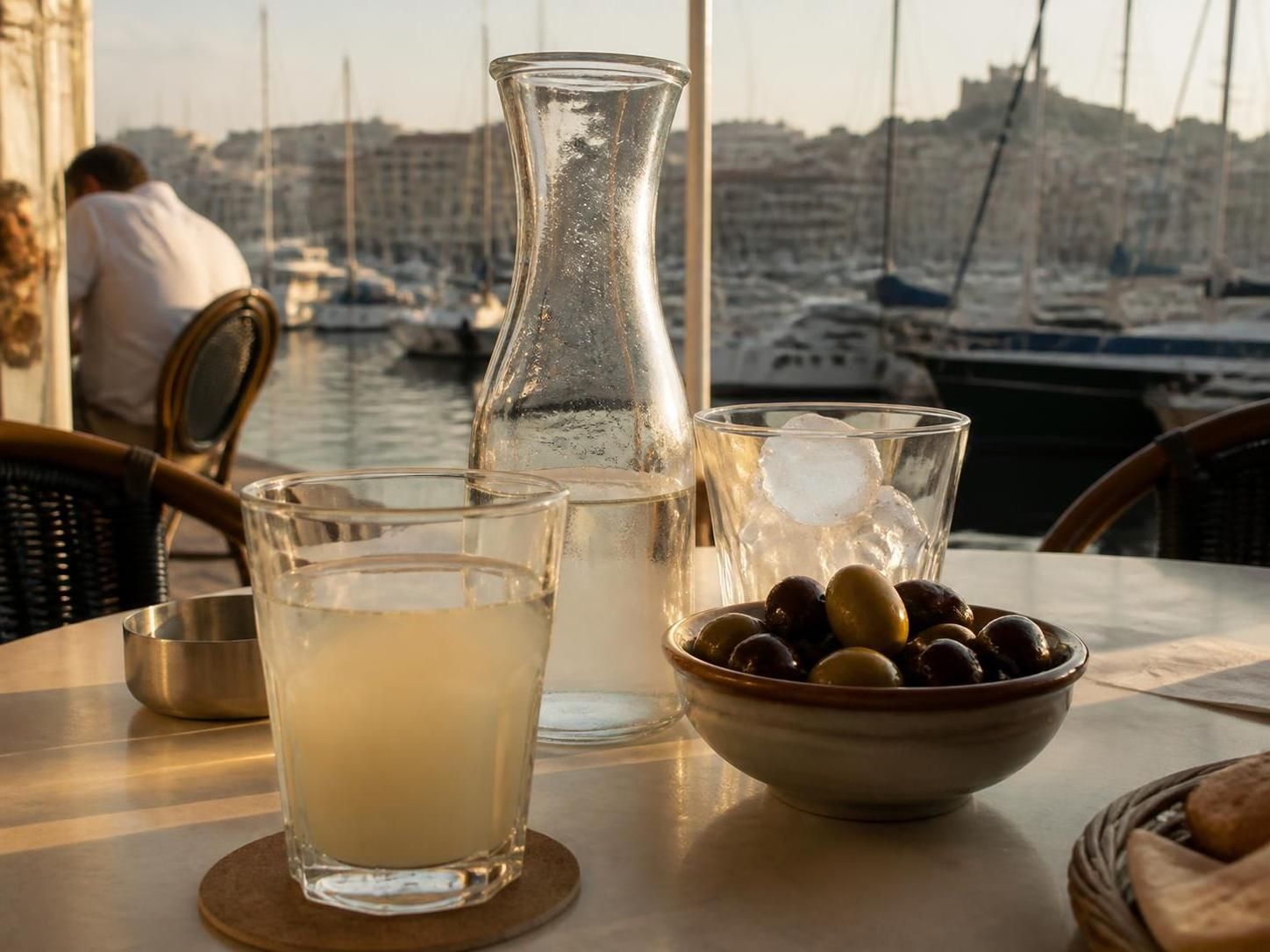 découvrez l'histoire fascinante du pastis de marseille, son rituel unique et l'art de l'apéro à la phocéenne, une tradition conviviale et authentique du sud de la france.