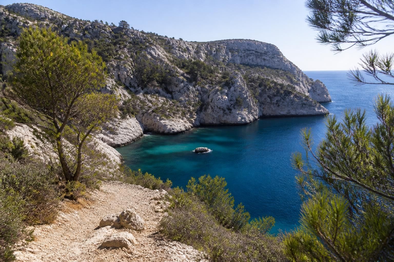 découvrez les magnifiques sentiers de randonnée dans les calanques de marseille, explorant sormiou, morgiou, sugiton et en-vau pour des paysages côtiers à couper le souffle.
