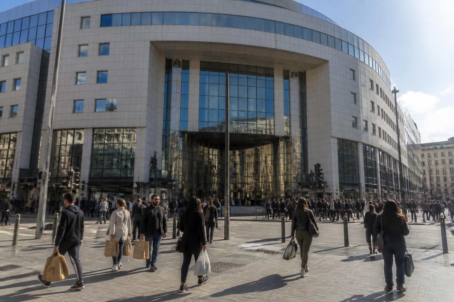 découvrez les meilleures adresses shopping à marseille : explorez le centre bourse, profitez des offres de primark et flânez dans le quartier animé de belsunce pour une expérience unique.