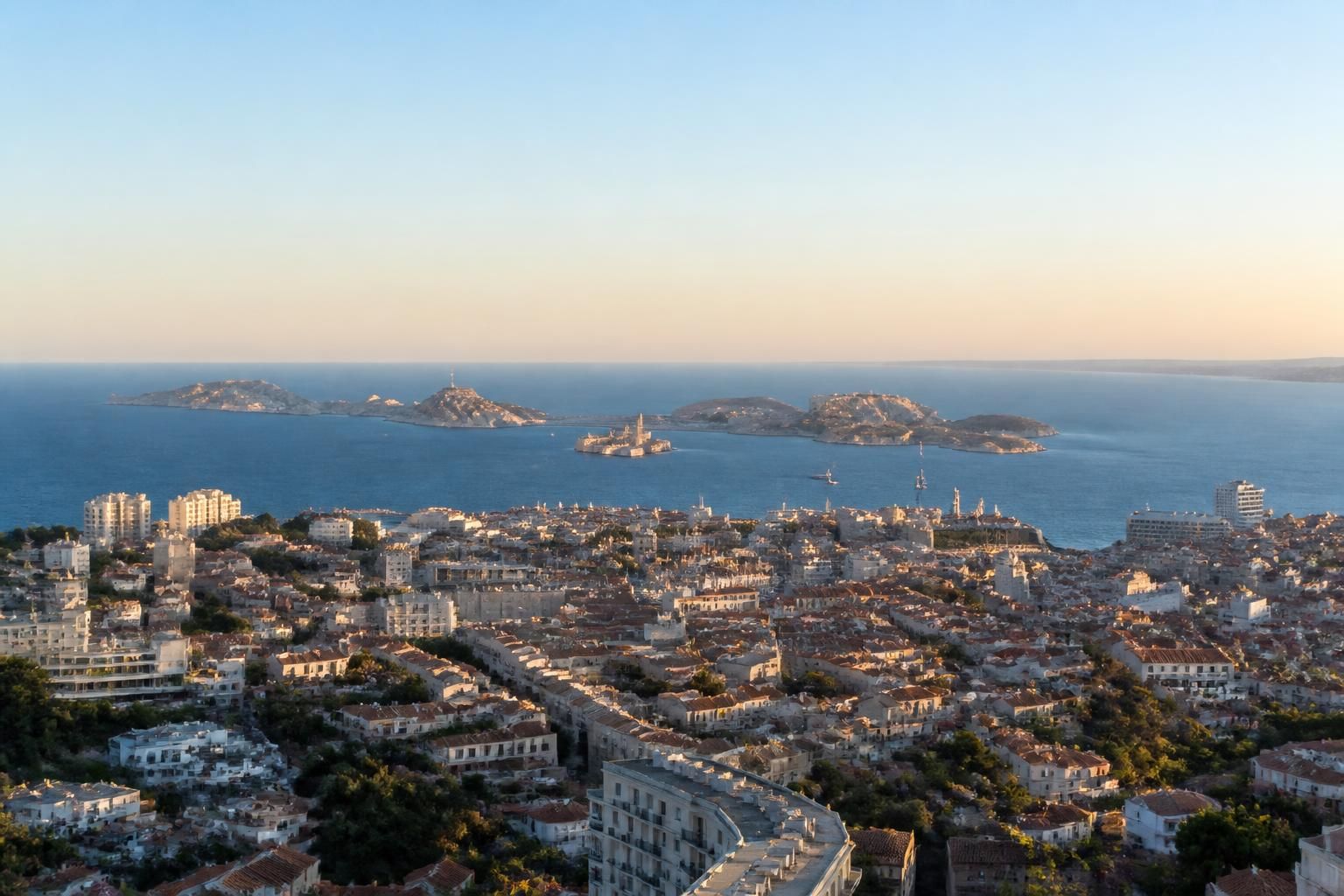 découvrez marseille en 3 jours avec notre itinéraire complet quartier par quartier pour ne rien manquer des trésors de la cité phocéenne.